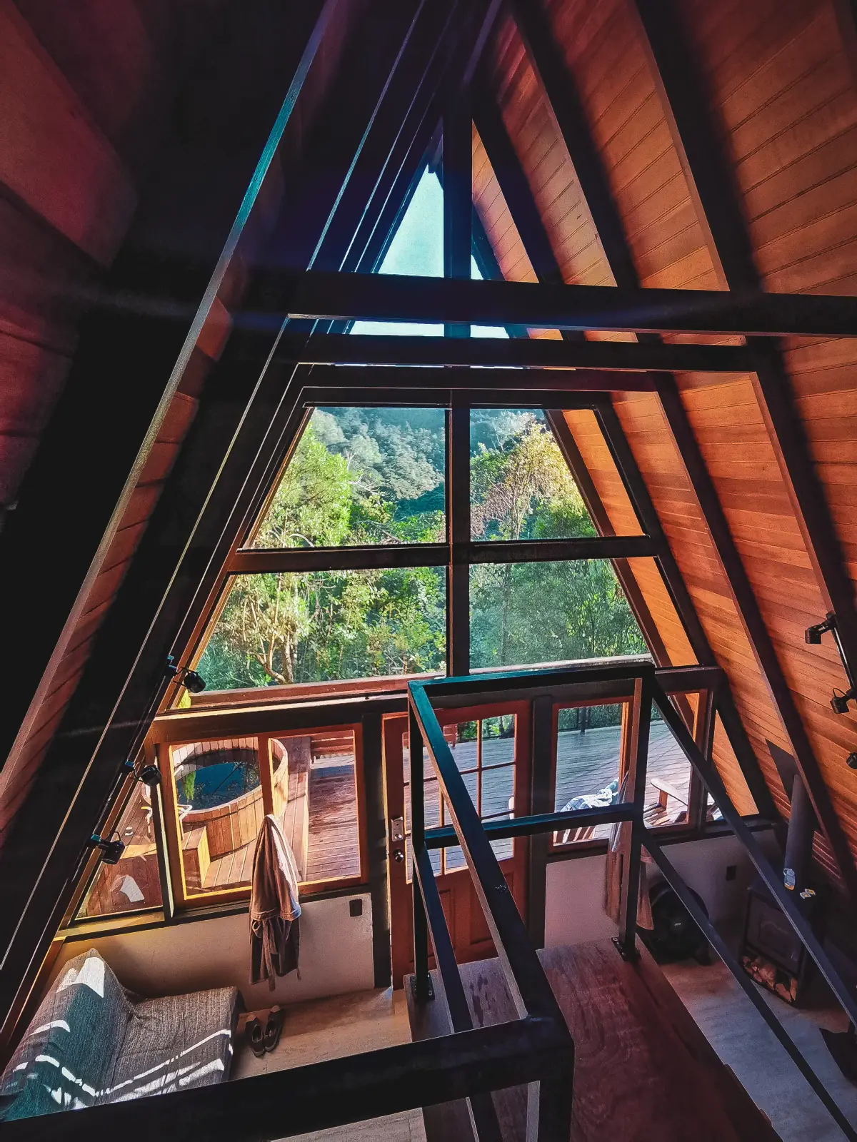 Arquitetura A-Frame moderna da Cabana Solaris integrada à natureza