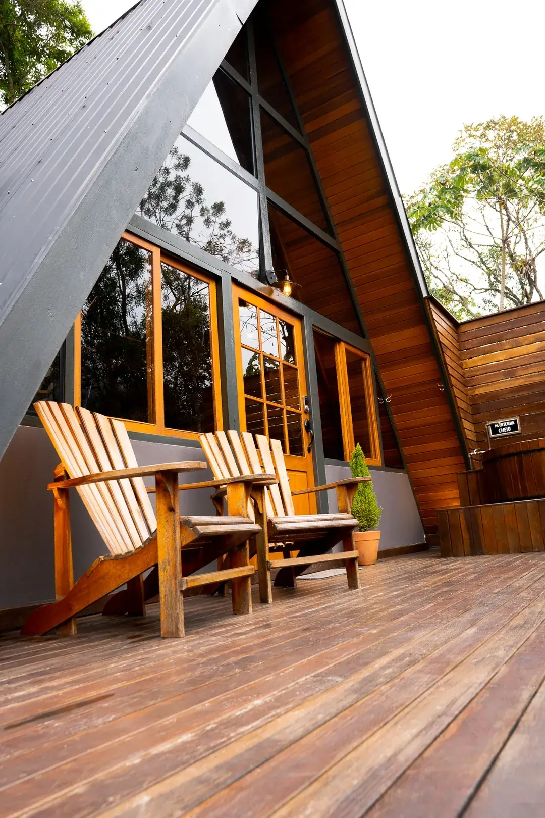 Cozinha gourmet completa integrada ao living da cabana