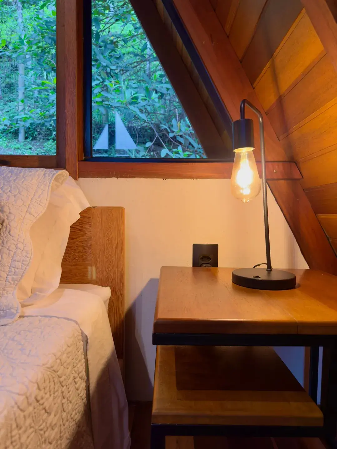 Quarto master com lençóis de alta qualidade e vista para o amanhecer